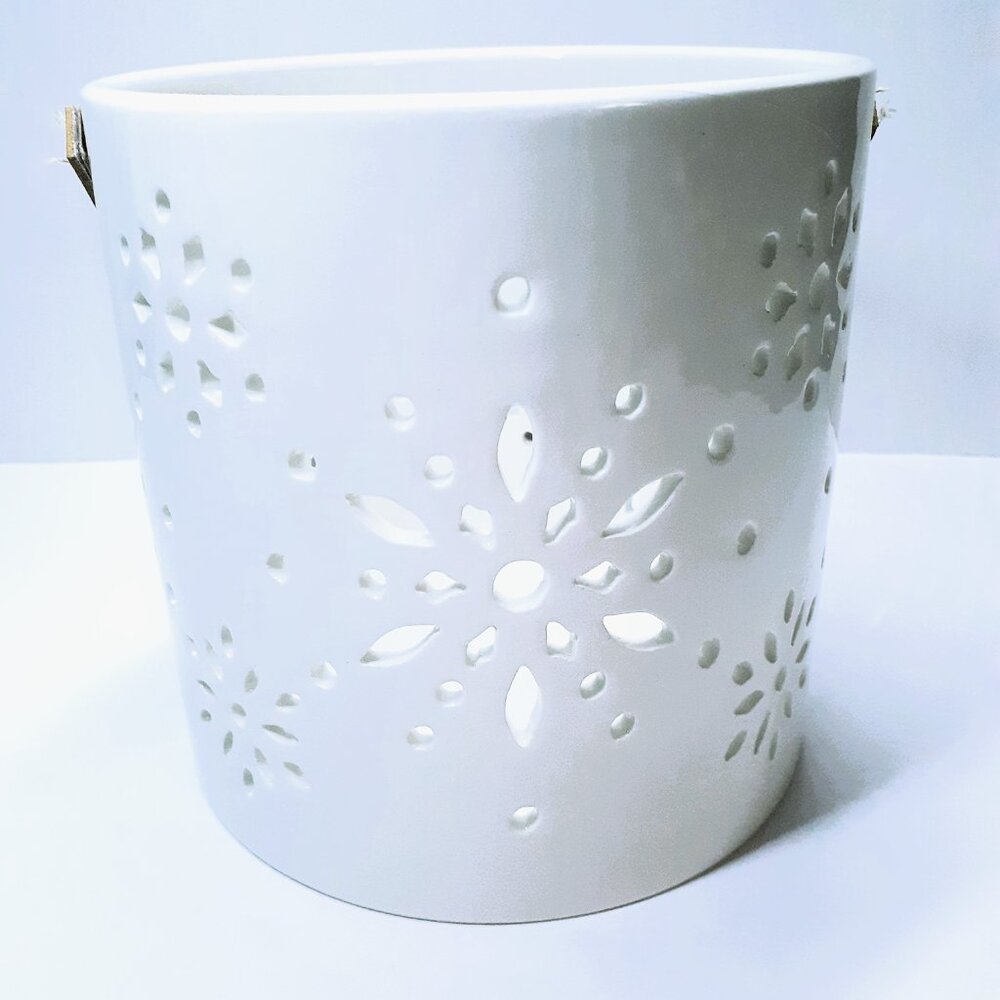 ELEGANT SNOWFLAKES - CANDLE - FRAGRANCE HOLDER - ETC. WITH LEATHER HANDLE